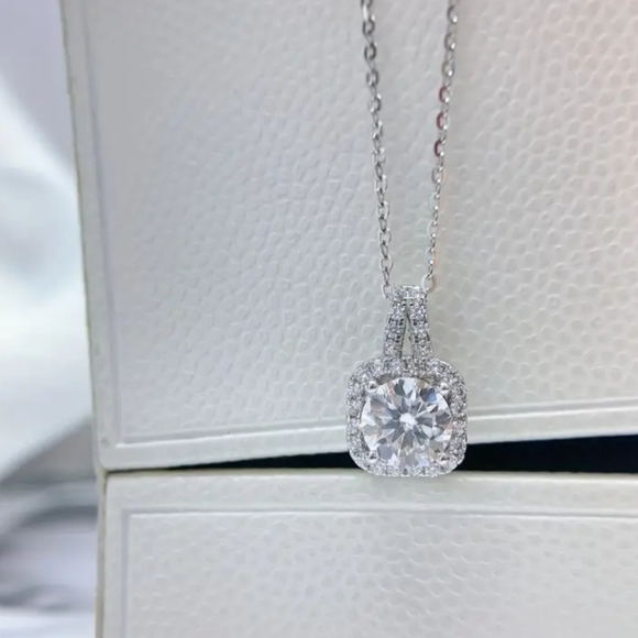 2 Carat Moissanite Pendant on 925 Sterling Silver Necklace + GRA Cert+ Gift Box - Picture 3 of 3